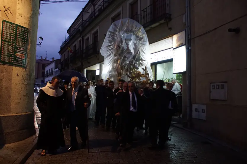 Imagen de Santa Teresa de Jesús protegida de la lluvia