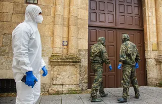 Militares del Regimiento de Infantería Acorazada ‘Alcázar de Toledo’ desinfectan la residencia de mayores del Hospital de la Pasión. Vicente / ICAL