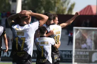 Salinas festeja el 2-1 y Rayco se lleva las manos a la cabeza / FOTO SALAMANCA24HORAS.COM