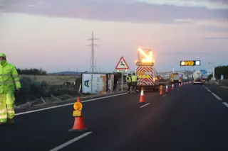 Un camión vuelca en la A-62 | S24H