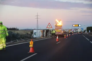 Un camión vuelca en la A-62 | S24H