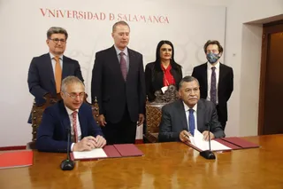Ricardo Rivero, y el rector de la Universidad Autónoma de Nuevo León (México), Santos Guzmán López, suscriben un convenio de colaboración. Fotos Andrea M.