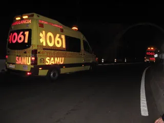 Una ambulancia del 061 circulando de noche.