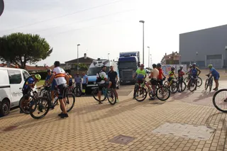 Salida de la marcha cicloturística desde el pabellón