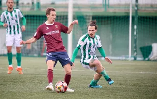 Cambil presiona a Yelko Pino | FOTO CD GUIJUELO