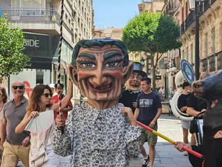 Los cabezudos y la charanga recorren las calles del centro | Anass Álvarez