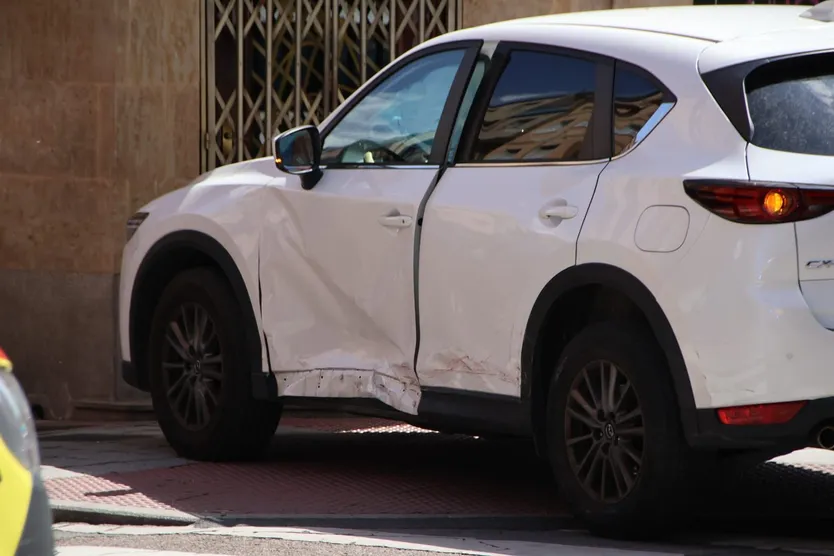 Dos coches colisionan en la calle Pizarro con Alfonso de Castro