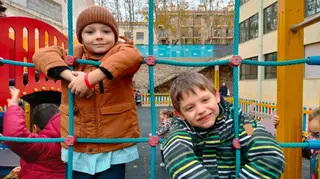 Luka y Vova durante el recreo en el Colegio Sagrado Corazón de Salamanca.