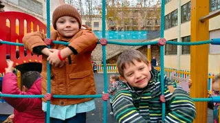 Luka y Vova durante el recreo en el Colegio Sagrado Corazón de Salamanca.