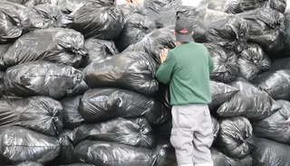 Un trabajador apilando residuos recién llegados a 'Porsiete'. Foto de archivo