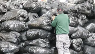 Un trabajador apilando residuos recién llegados a 'Porsiete'. Foto de archivo