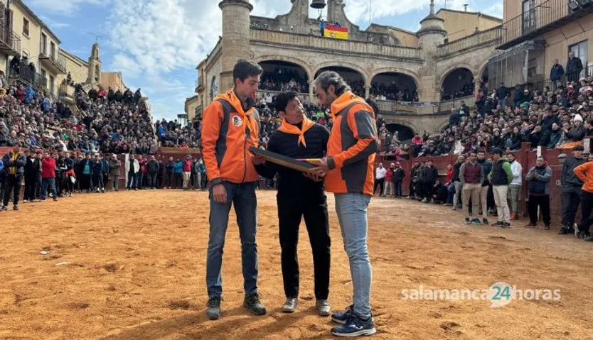El maletilla José Luis Gordillo se alza con II Distinción Conrado Abad en agradecimiento a sus actuaciones durante el carnaval del toro de Ciudad Rodrigo