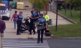 Accidente de tráfico entre una moto y un coche en la avenida de Salamanca