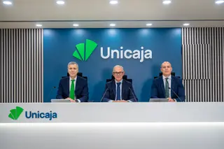de izquierda a derecha, Pablo González, Isidro Rubiales y Jaime Hernández, director de Relación con Inversores.