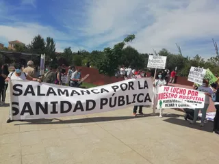Las Plataformas en Defensa de la Sanidad Pública inician movilizaciones con un acto simbólico a la puerta de las Cortes de Castilla y León