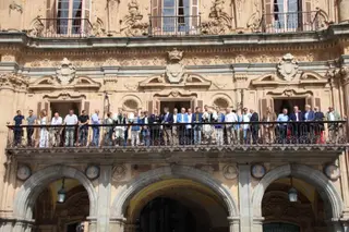 El alcalde de Salamanca, Carlos García Carbayo, recibe miembros y antiguos miembros de la Escolta de Gran Gala de la Policía Local