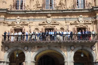 El alcalde de Salamanca, Carlos García Carbayo, recibe miembros y antiguos miembros de la Escolta de Gran Gala de la Policía Local