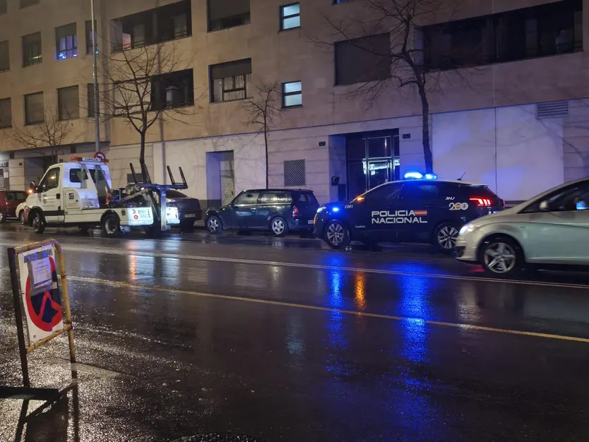 Varias patrullas de la Policía Local y Nacional en el paseo de la Estación inspeccionando el vehículo al que habían intentado acceder