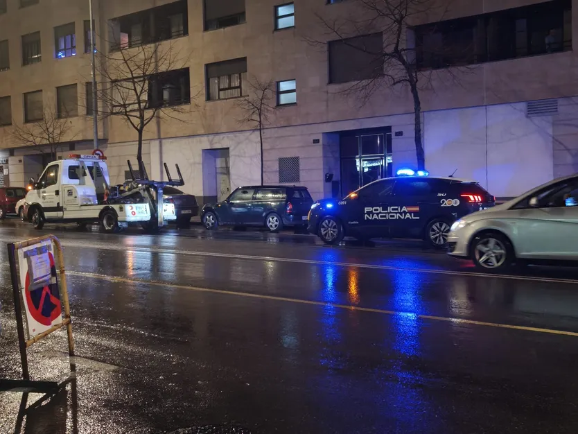 Varias patrullas de la Policía Local y Nacional en el paseo de la Estación inspeccionando el vehículo al que habían intentado acceder
