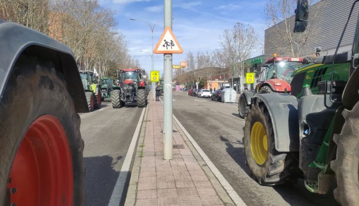 Los tractores regresan por Avenida de los Cipreses 