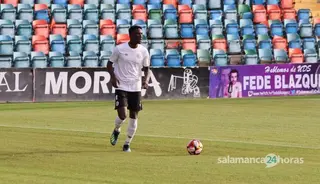 Mansour, en una acción ante el Alcorcón B | FOTO ANDREA MATEOS