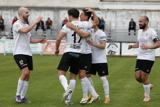 Los jugadores del Ciudad Rodrigo celebran un gol en el Francisco Mateos