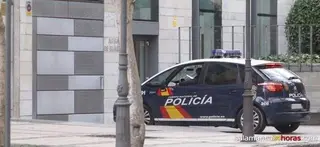 Un cliente de un supermercado sorprende a una ladrona de bolsos
