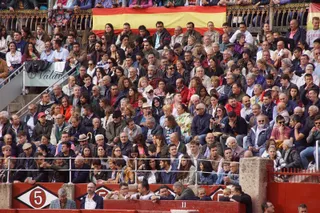 GALERÍA | Resumen fotográfico del ambiente en los tendidos de La Glorieta durante la corrida concurso de despedida de López Chaves y El Juli. Foto Juanes