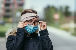 Mujer con gafas llenas de vaho | Foto: 65ymás