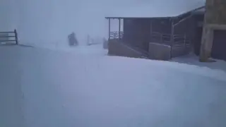 Las continuas lluvias impiden que la nieve se asiente para esquiar en La Covatilla