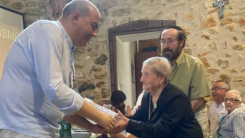 el alcale entreg a tia joaquina la placa