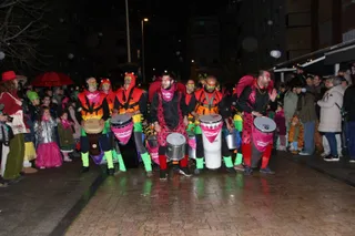Desfile de disfraces con pasacalles a cargo de Blocco Charr