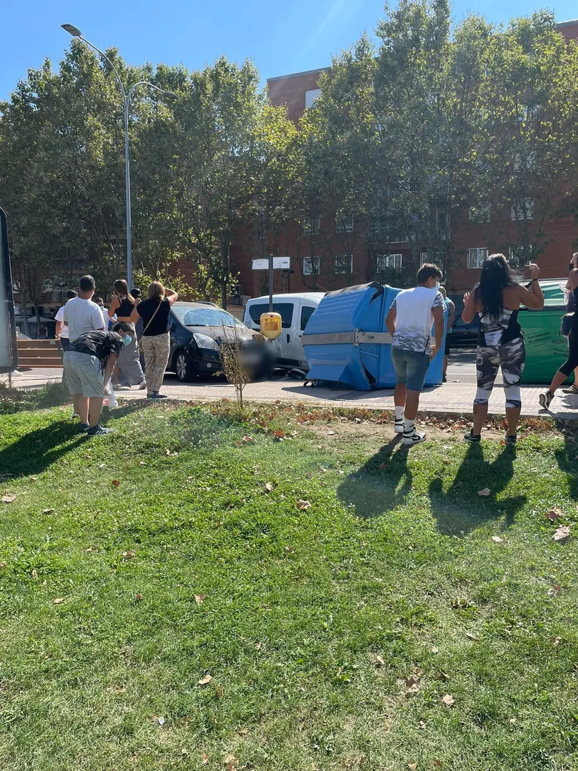 La colisión de dos coches provocó un impacto en un contedor que terminó en el suelo