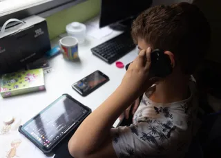 Niño usando un teléfono. Archivo EP