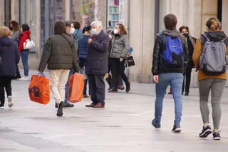 Gente paseando por las calles de Salamanca