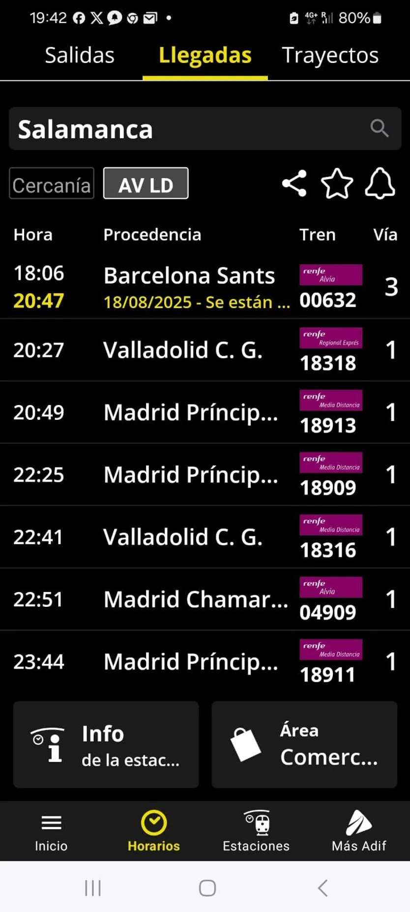Pantalla que indica la llegada del tren Barcelona-Salamanca tras el retraso