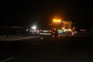 Un herido al quedar atrapado en el coche tras salirse de la vía en la A-62 a la altura de La Rad