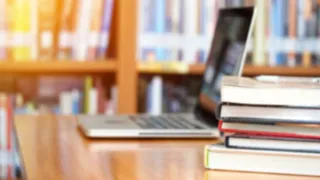 Ordenador portátil en biblioteca, estudiar, estudiante, centro escolar, libros