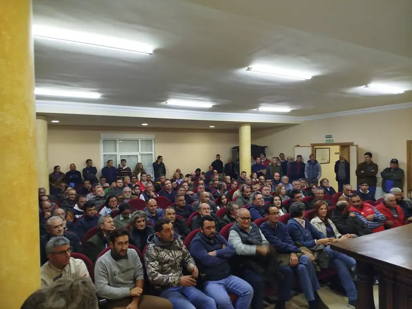 Reunión celebrada el 7 de noviembre para exigir soluciones ante la Dermatosis y la situación del saneamiento ganadero