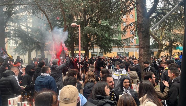 Aficionados en la previa del partido entre Unionistas y el FC Barcelona