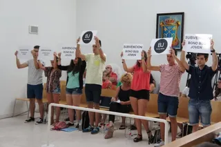 Protesta de la Plataforma Bus Joven durante el Pleno