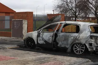 Coche calcinado en el barrio de Buenos Aires