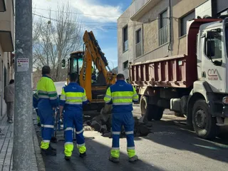 Segundo reventón de tubería en la calle Río Sil esta semana