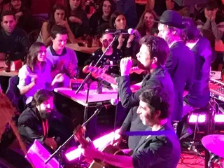 Dani Martín y Sidonie triunfan en un concierto conjunto en el Museo de Automoción