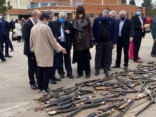 La vicelehendakari segunda del Gobierno Vasco en el acto de destrucción de armas de ETA y otros grupos terroristas. Foto EP
