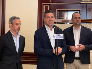 El secretario general del PP de Salamanca, David Mingo, el vicesecretario de Economía del PP, Juan Bravo, y el candidato al Parlamento Europeo, Raúl de la Hoz antes de mantener un encuentro con representantes de la industria del Español
