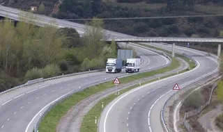 Transportistas en la autovía A6 a su paso por Ponferrada durante el Estado de alarma por el coronavirus | FOTO ICAL