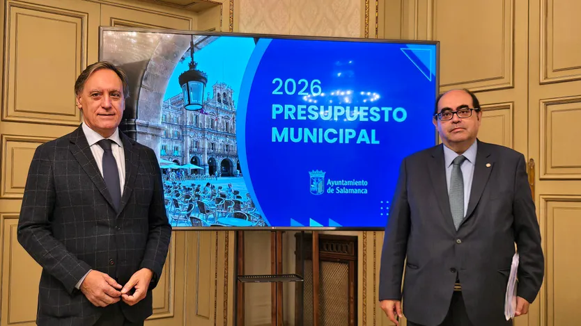 El alcalde de Salamanca, Carlos García Carbayo junto con el concejal de Hacienda, Fernando Rodríguez en la presentación del Proyecto de Presupuestos del Ayuntamiento de Salamanca para 2026
