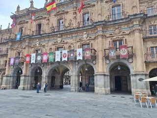 Los reposteros de la Semana Santa de Salamanca ya se colocan en la Plaza Mayor