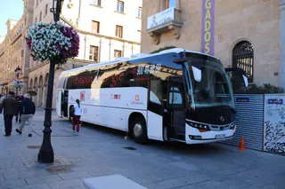Autobús donación de sangre en la plaza de los Bandos